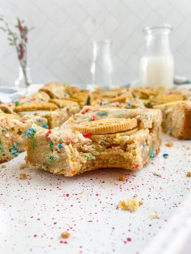 Birthday-Oreo-Blondies
