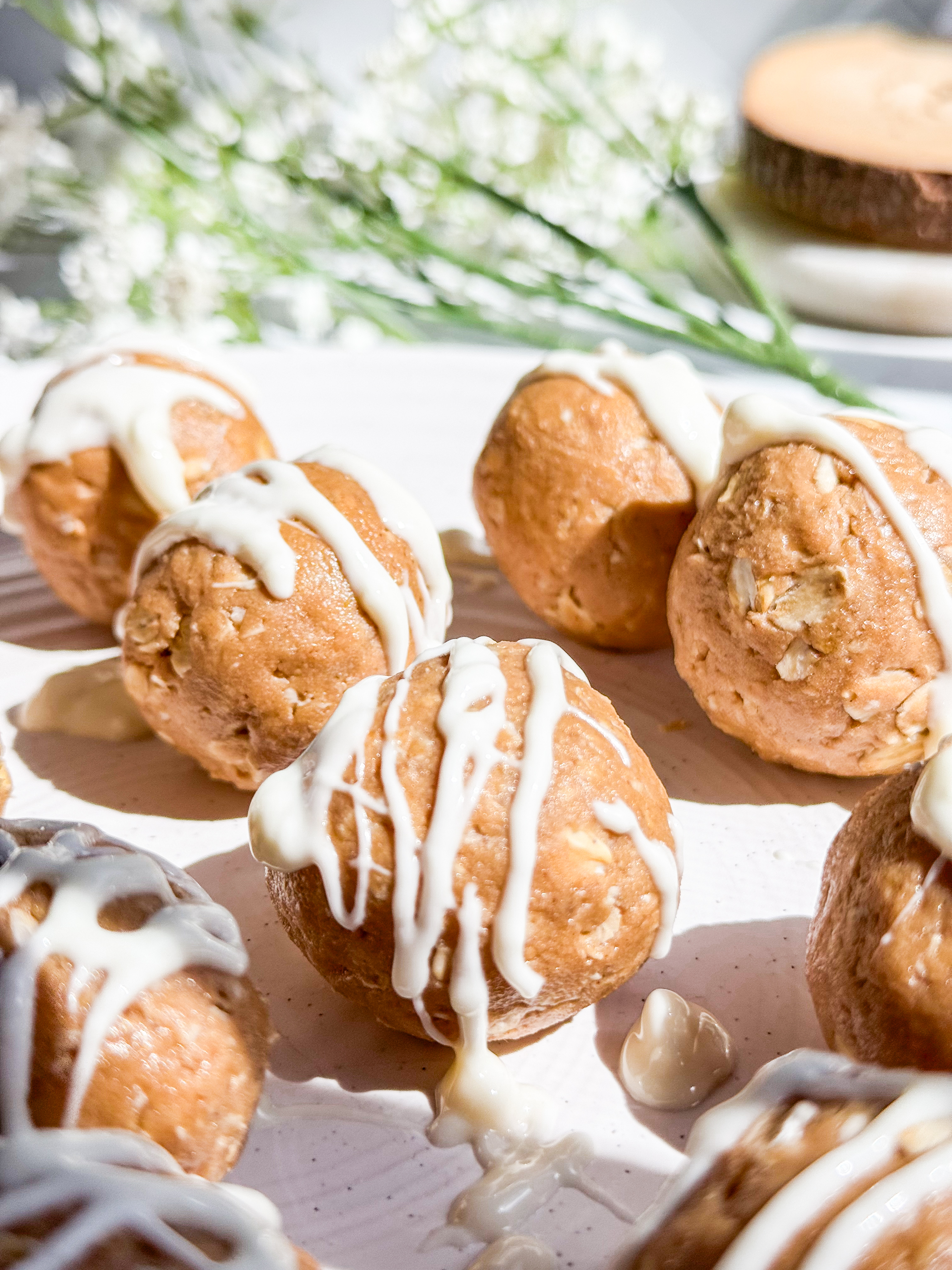 Cinnamon Roll Energy Bites Cinnamon Roll Energy Bites